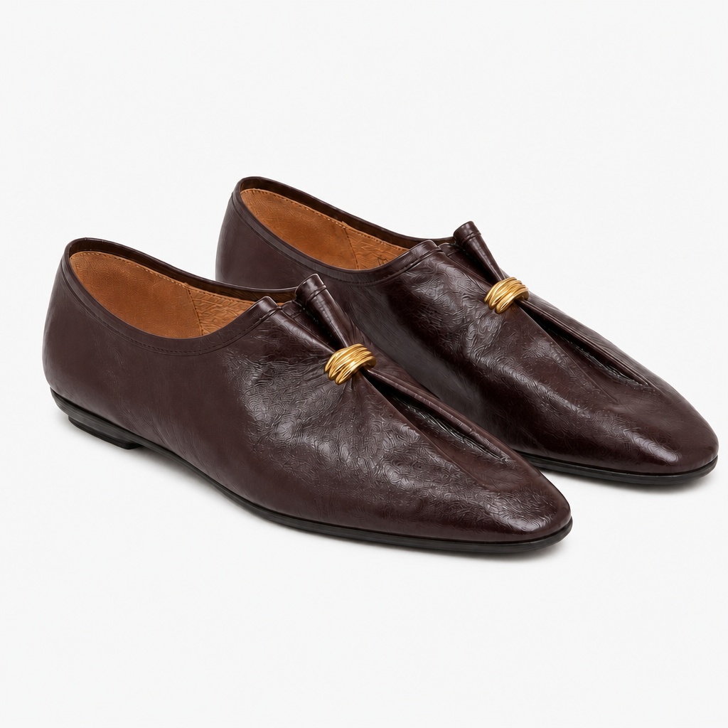Ruskea retro laskostettu loafer pari valkoisella pohjalla