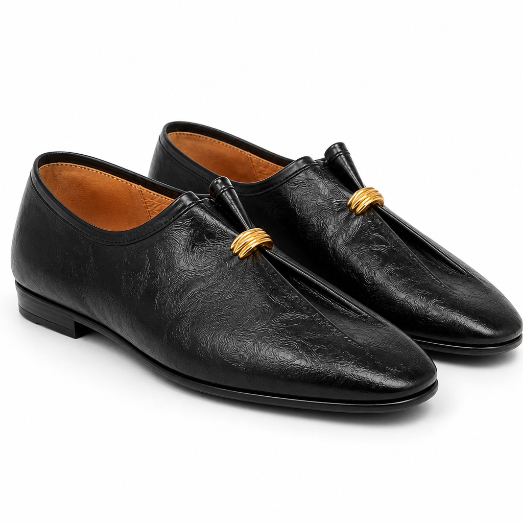 Musta matalakorkoinen loafer-pari selkeästä tuotekulmasta