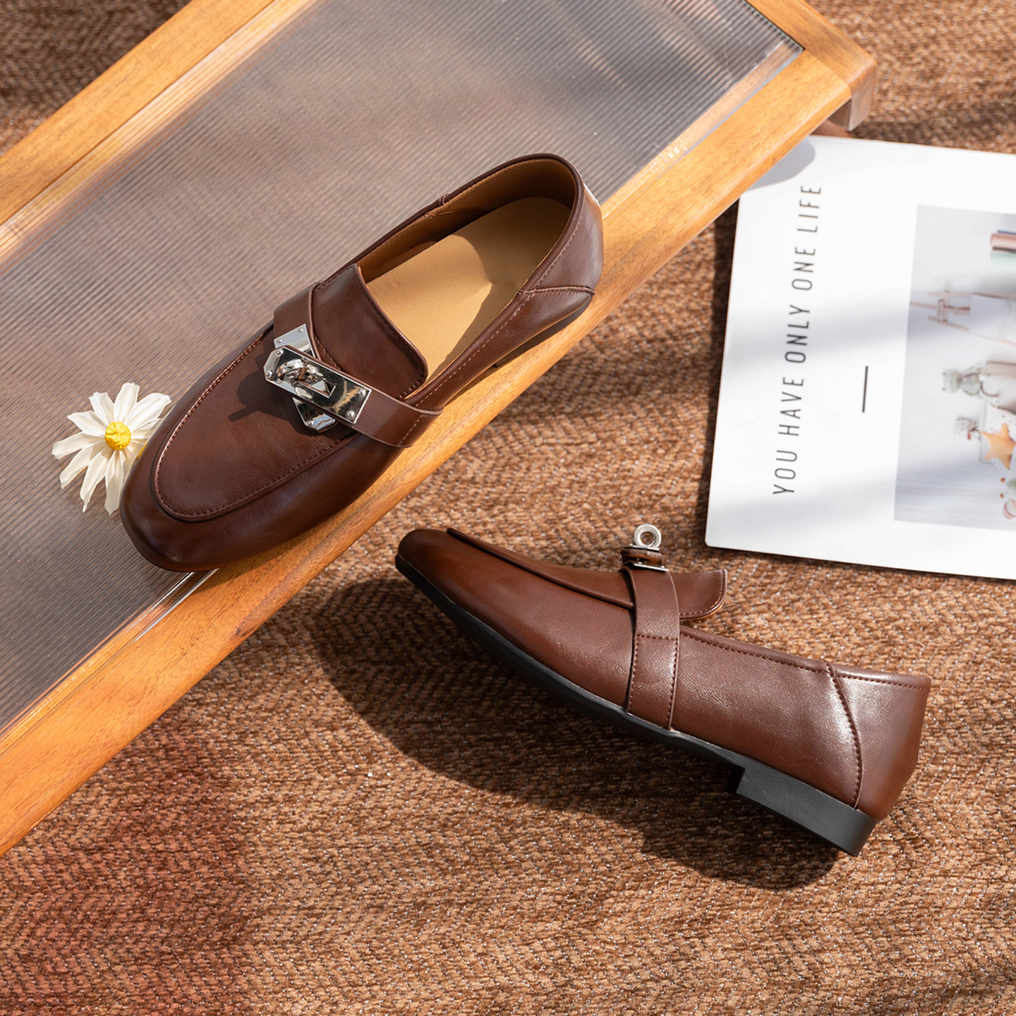 Mocassins marron sur un fond texturé évoquant un style de vie