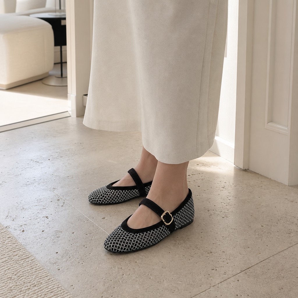 Ballerine Mary Jane nere scintillanti indossate con un vestito