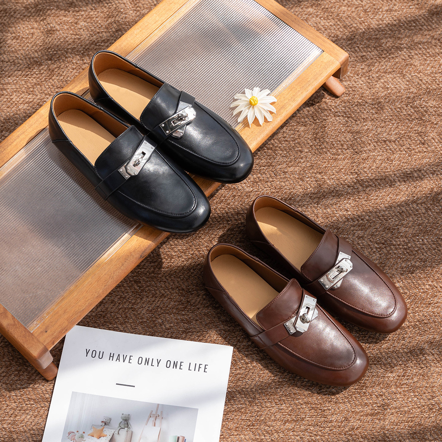 Mocassins noirs et marrons présentés ensemble