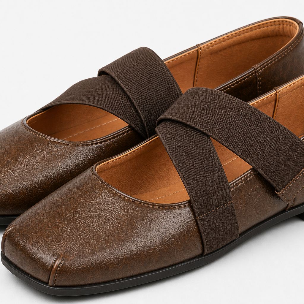 Primo piano di scarpe Mary Jane marroni che mostrano i cinturini elastici, le cuciture e la fodera interna.