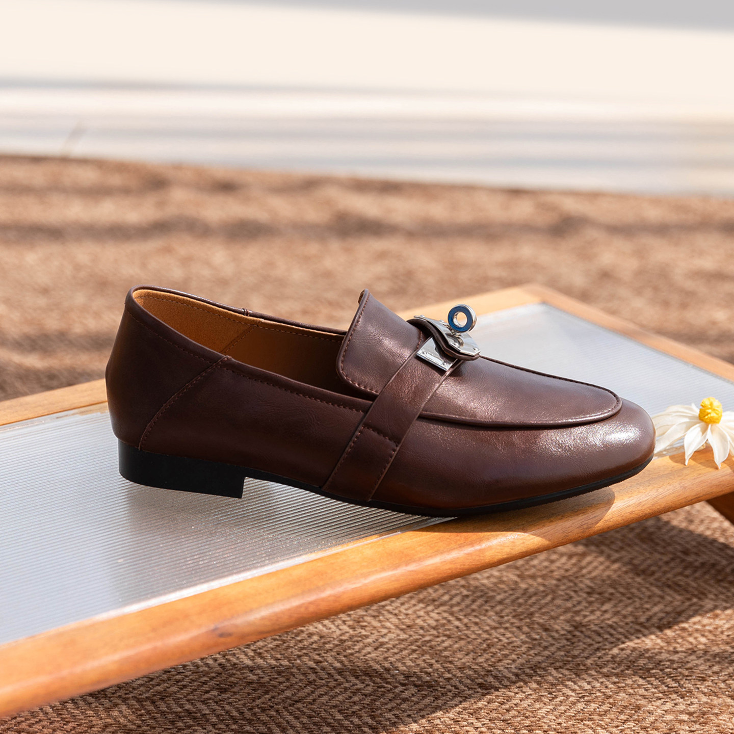 mocassin marron simple, vue de profil dans une scène mise en scène