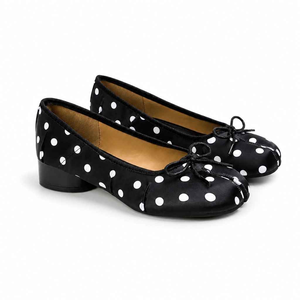 Ballerine con fiocco a pois bianchi e neri su sfondo bianco