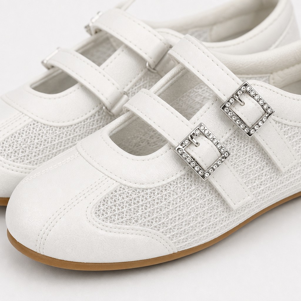 Primo piano dei cinturini, delle fibbie, delle cuciture e della tomaia testurizzata delle scarpe da ginnastica Mary Jane.