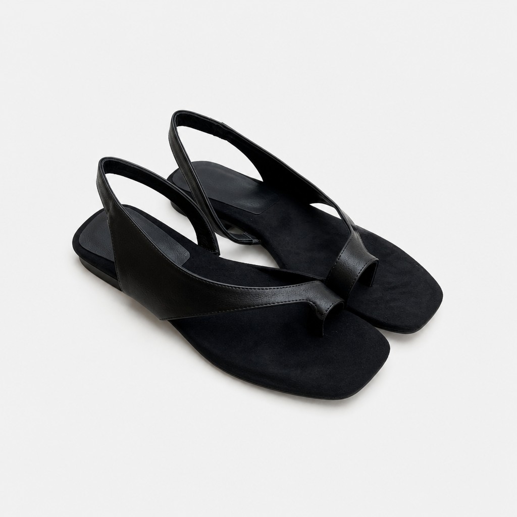Černá varianta plochého sandálu s poutkem na špičku