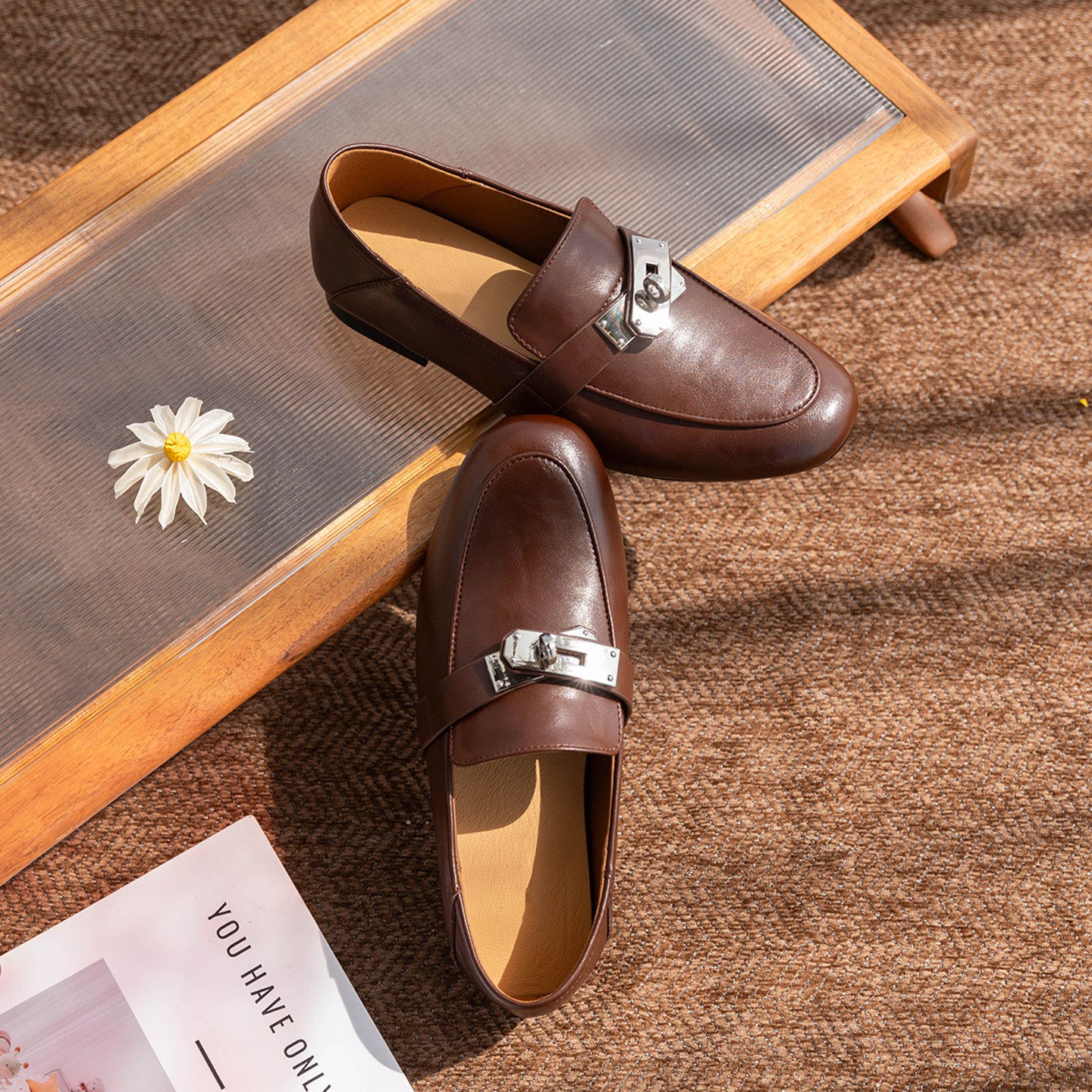 paire de mocassins marrons vue de dessus, style de vie