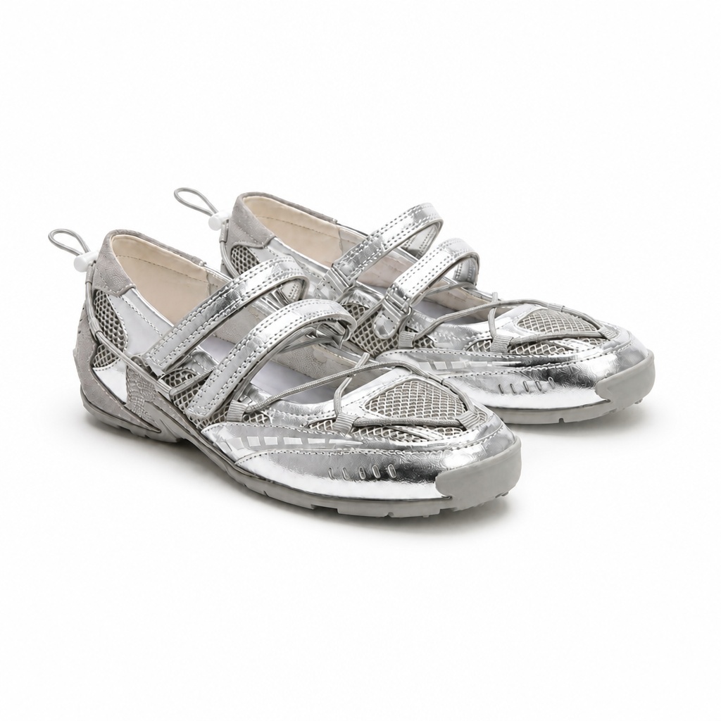 Sneakers Mary Jane color argento ispirate al balletto.