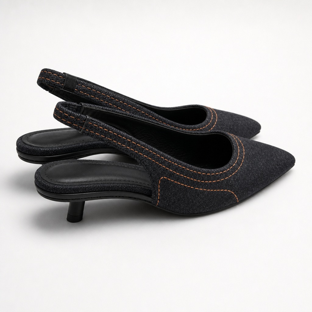 Salto tipo slingback preto em ângulo para mostrar a tira e o calcanhar