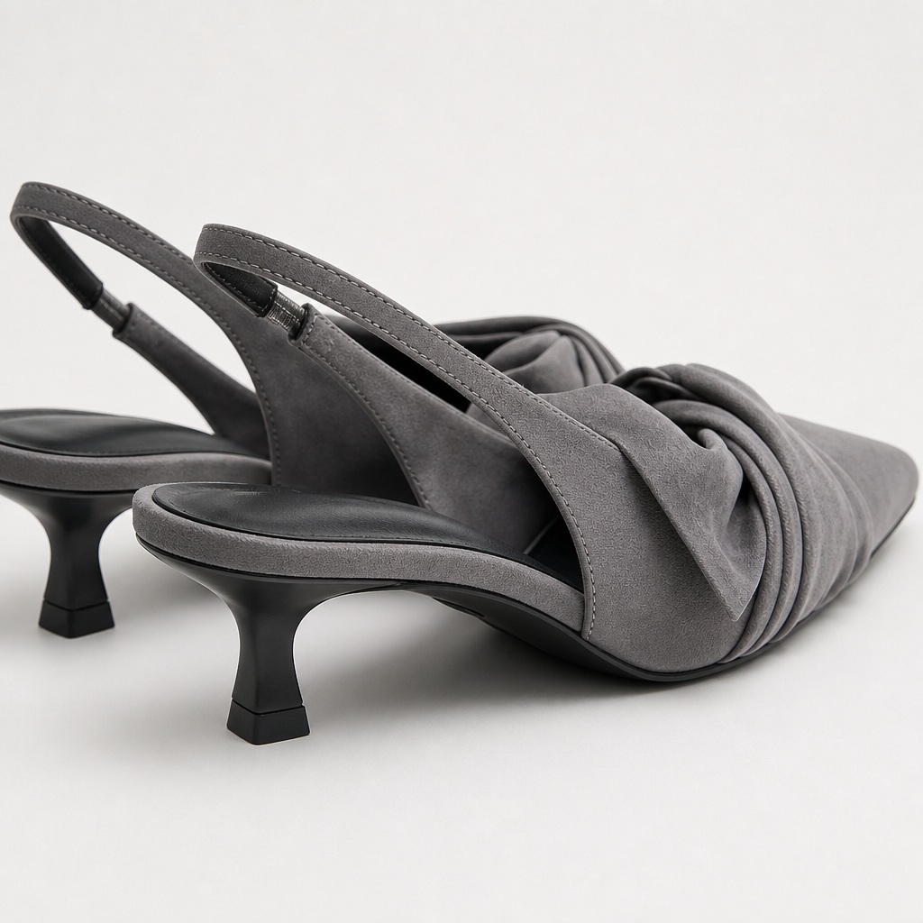 Sapatos slingback cinza traseiro e lateral mostrando salto baixo e alça traseira