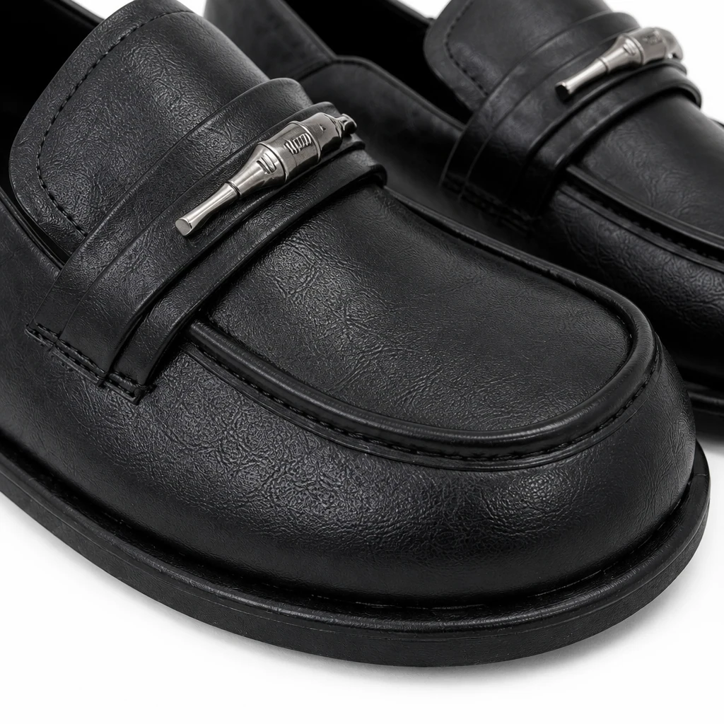 Gros plan sur le matériau et les coutures d'un mocassin à bout arrondi