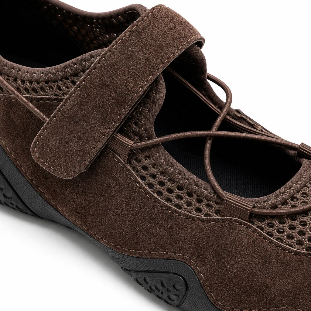 Dettaglio ravvicinato della tomaia, del cinturino e della texture effetto rete della sneaker Mary Jane.