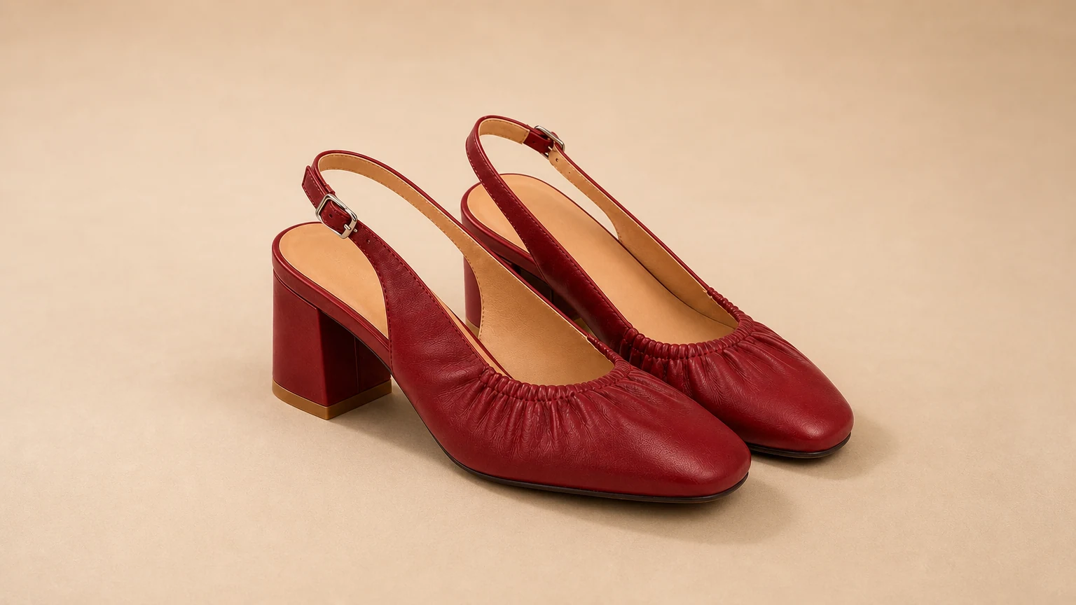Sapatos de salto bloco baixo com franzido macio e estilo editorial aconchegante