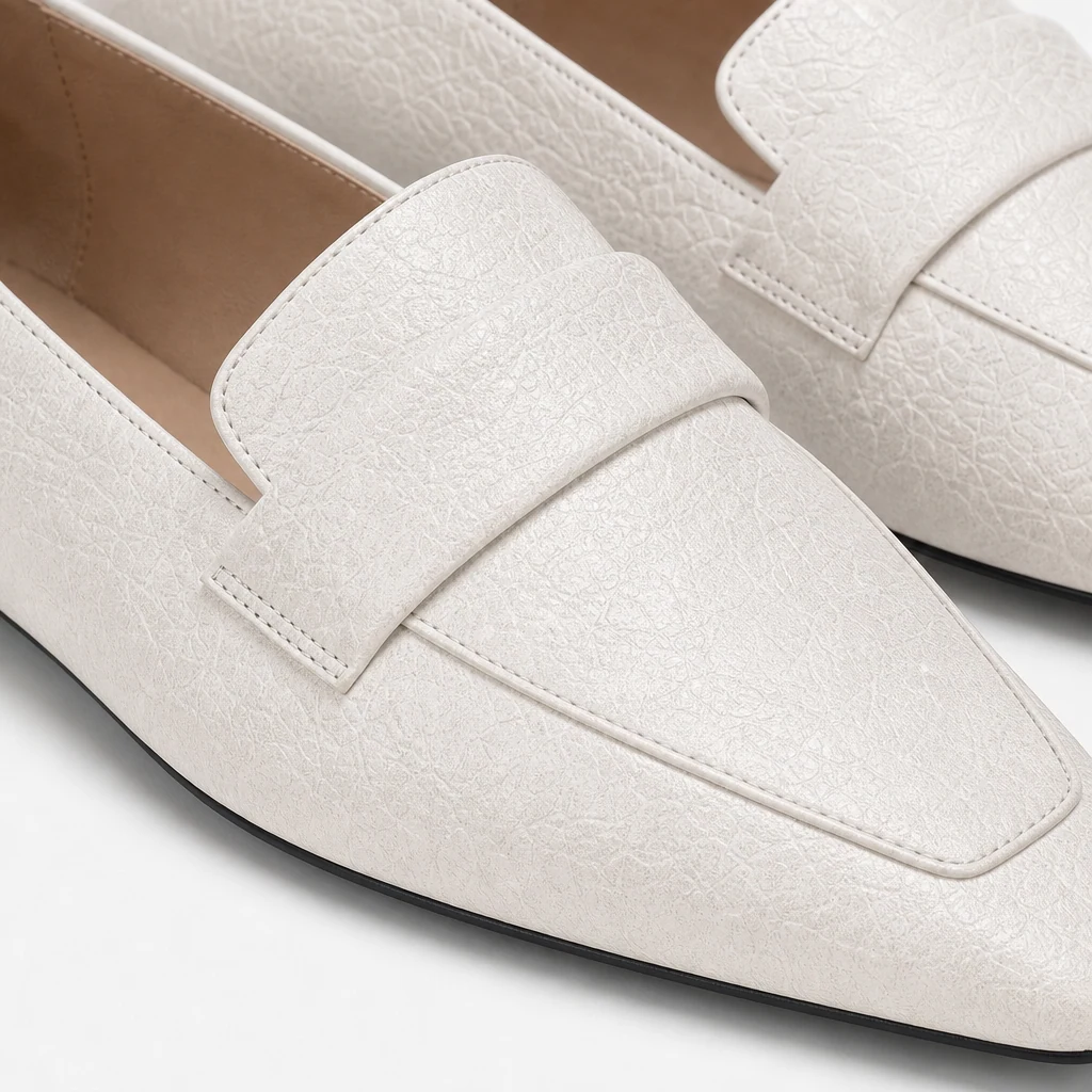 Lähikuva yksityiskohta kiiltävästä kuvioitu penny hihna loafer päällinen
