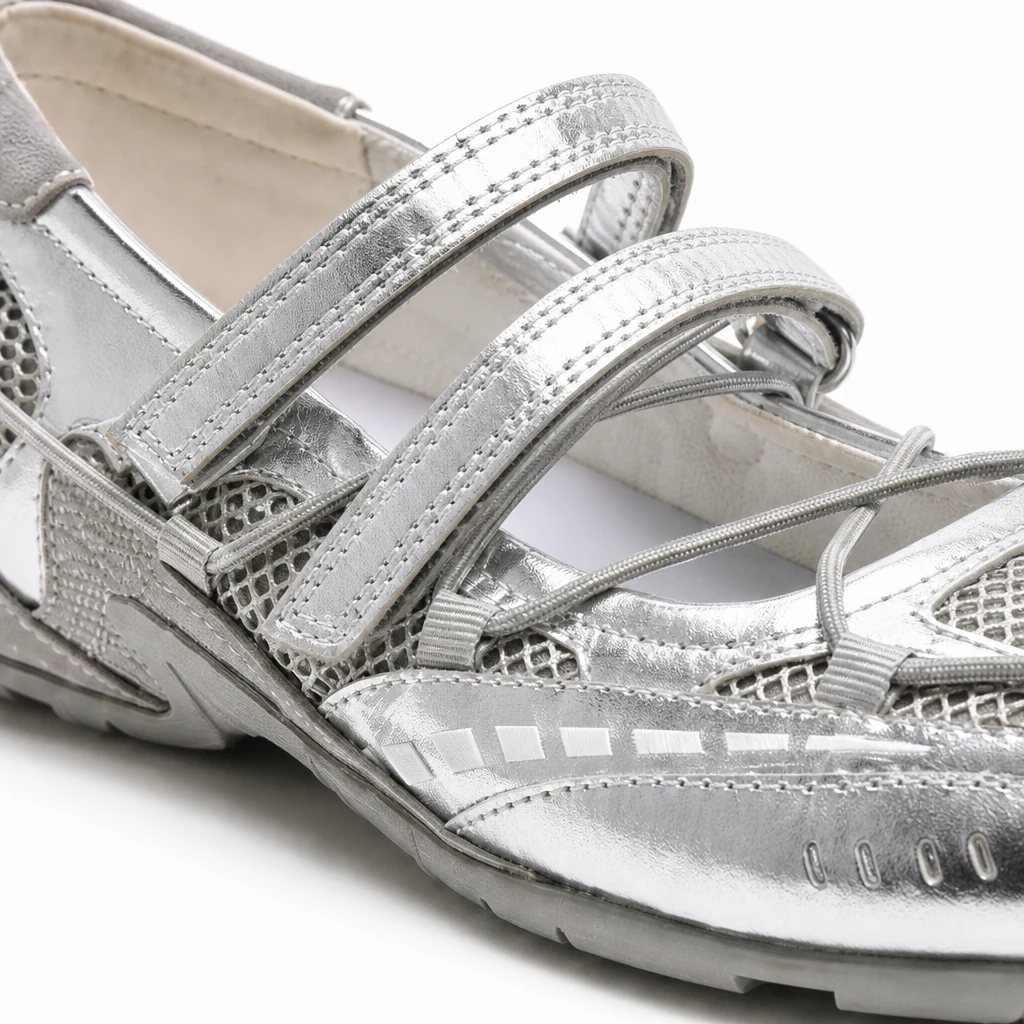 Primo piano del cinturino, dei lacci e dei dettagli del materiale di una scarpa da ginnastica Mary Jane.