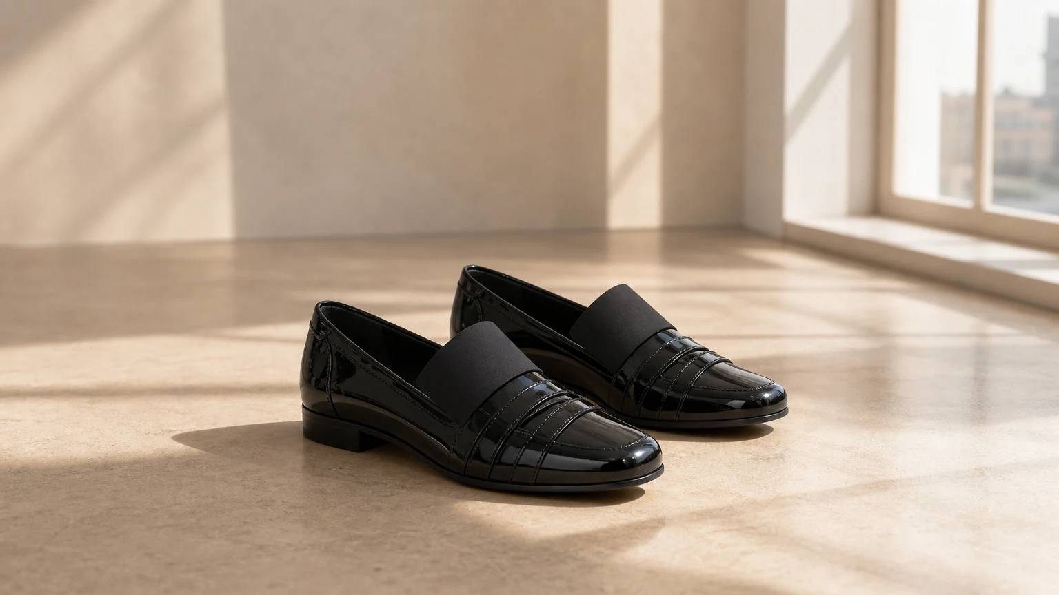 Γυαλιστερό λουράκι τετράγωνο loafers με στυλ σε οριζόντια lifestyle σκηνή