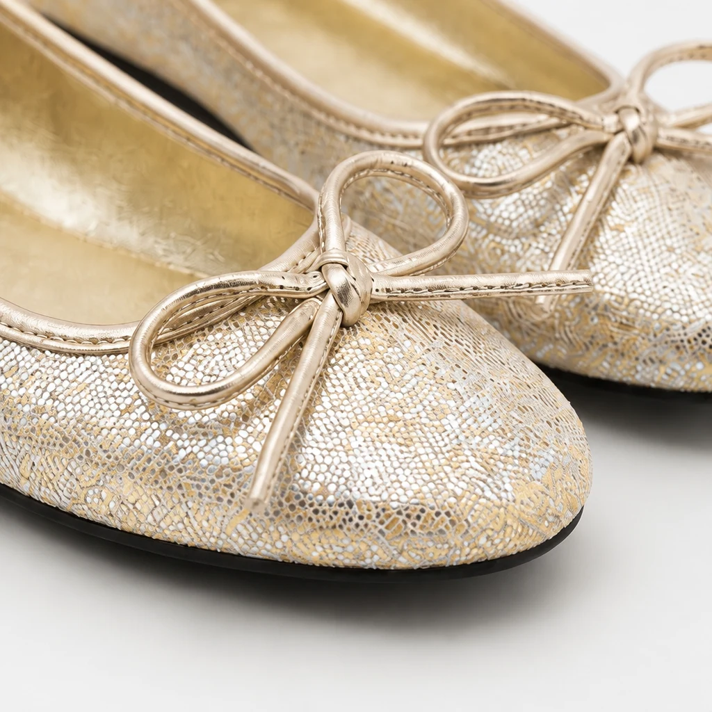 Detailopname van het bovenwerk van microvezel en het strikdetail op de ballerina.