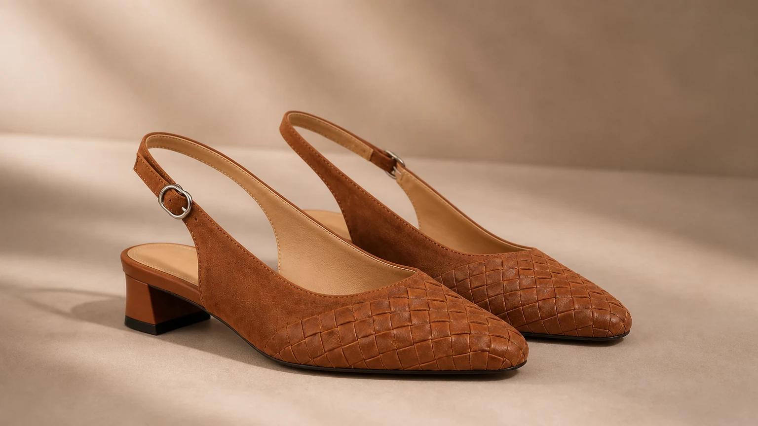 Sapatos tipo slingback trançados com salto bloco baixo e estilo editorial aconchegante