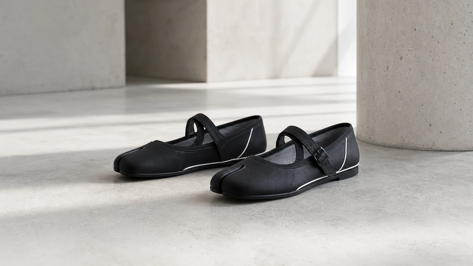Donne che indossano ballerine Mary Jane con la punta divisa in una scena di lifestyle minimalista