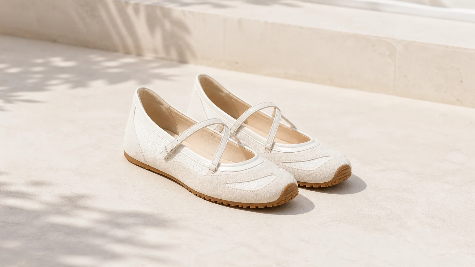 Ballerine con cinturini e punta quadrata, perfette per una scena di vita quotidiana.