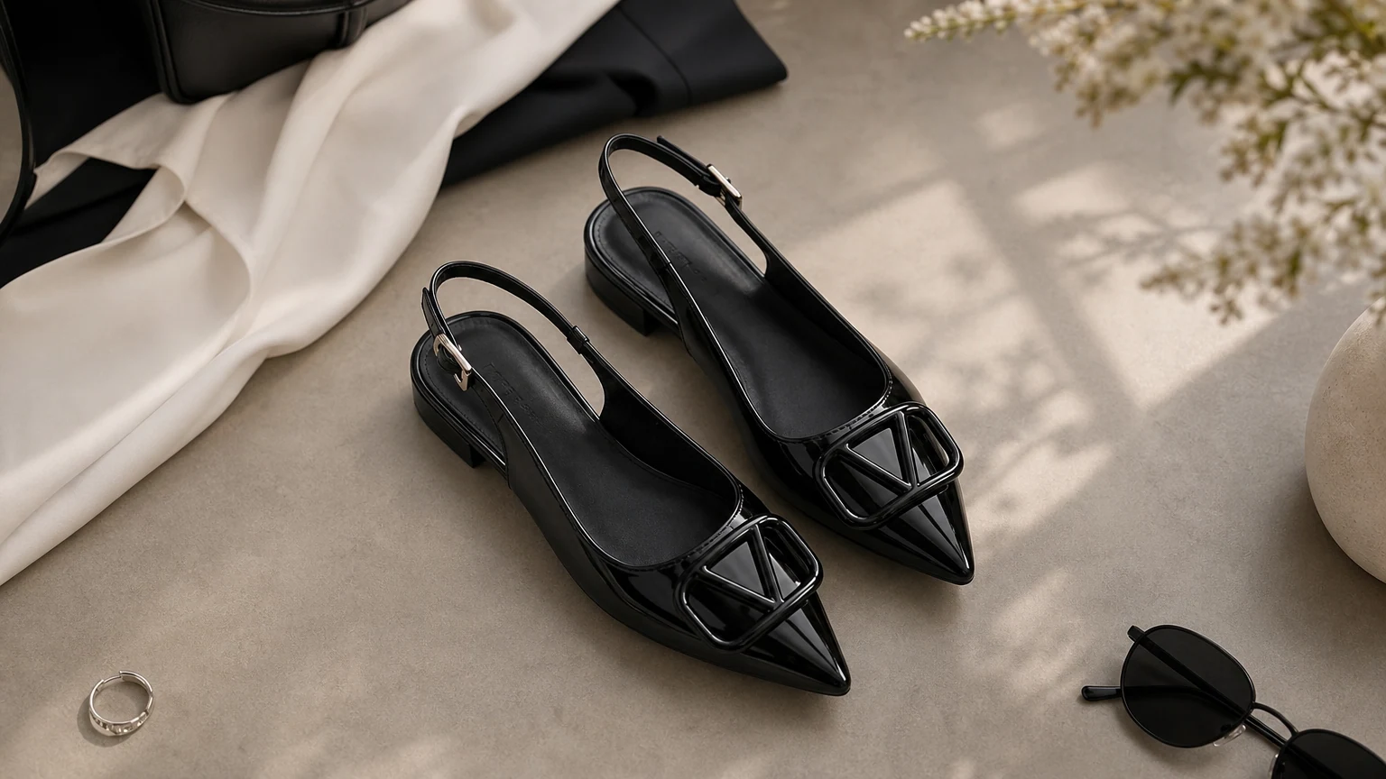 Sapatilhas pretas com fivela e estilo envernizado em um cenário de moda horizontal
