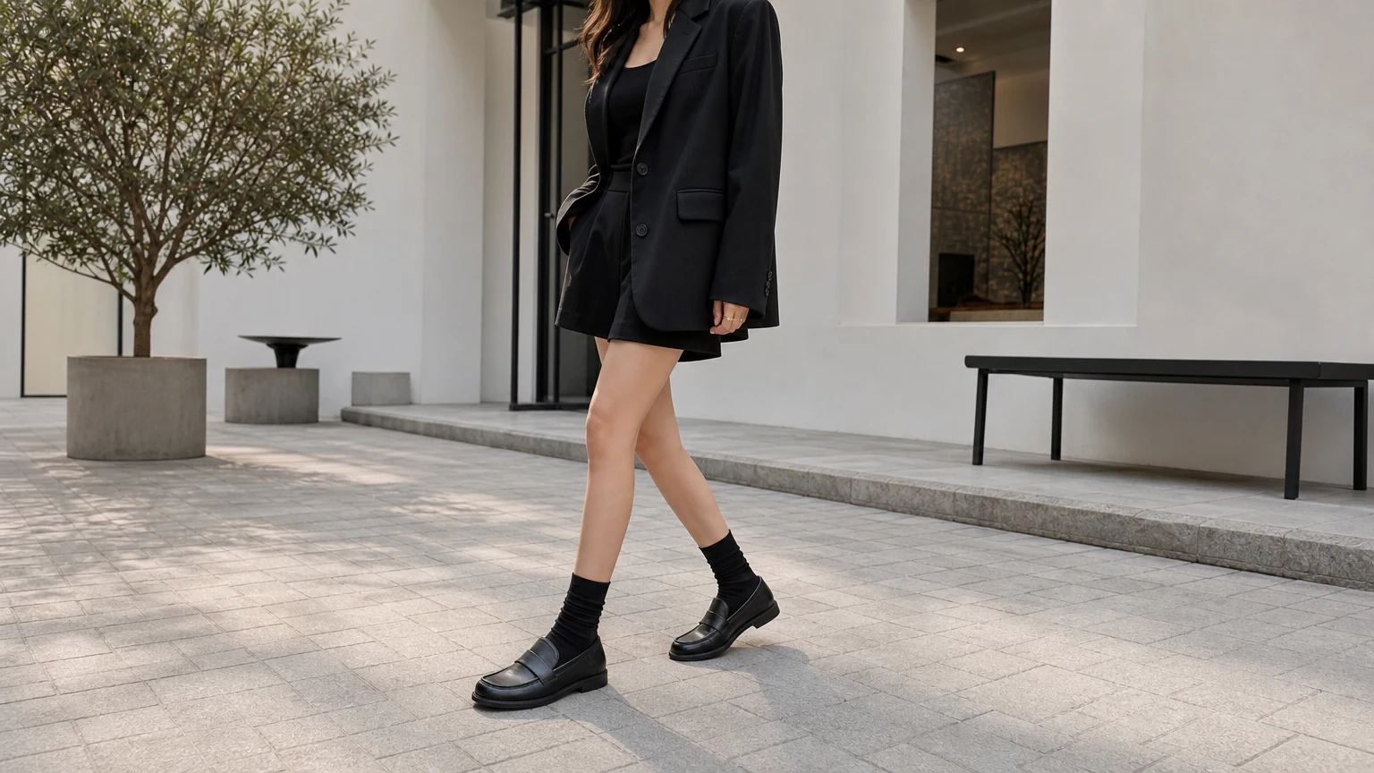 Des ballerines structurées et intemporelles, stylées dans une scène quotidienne épurée.