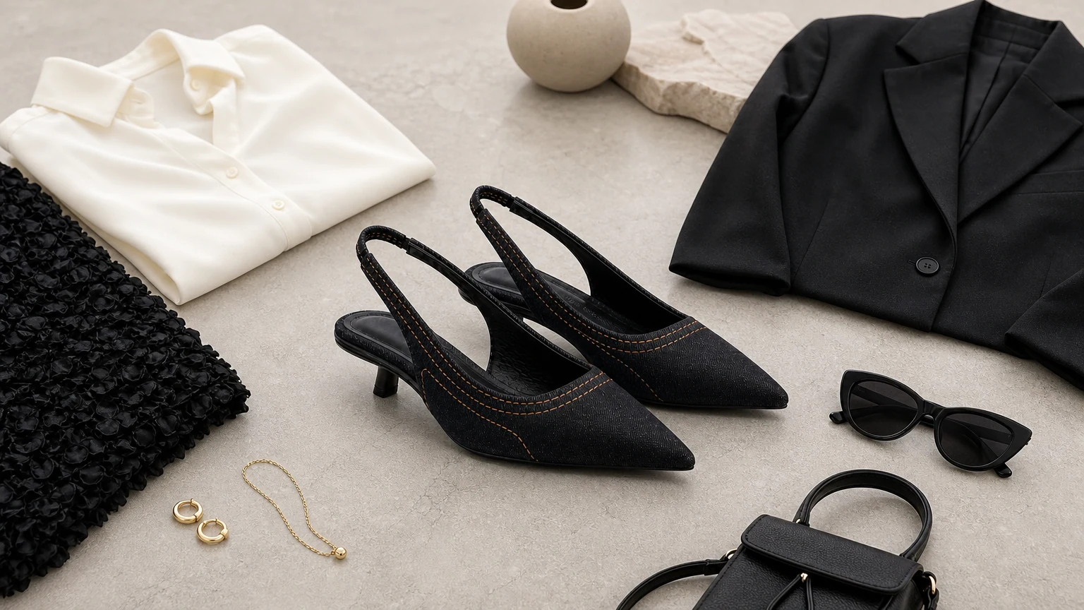 Salto tipo slingback com bico fino e acabamento cravejado em cena horizontal