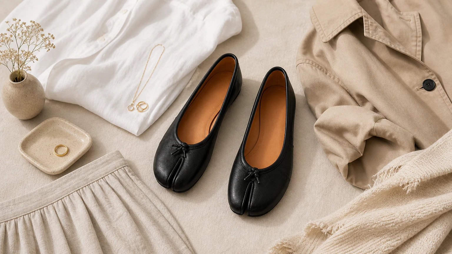 Ballerine tabi da donna, presentate in una scena di abbigliamento quotidiano orizzontale