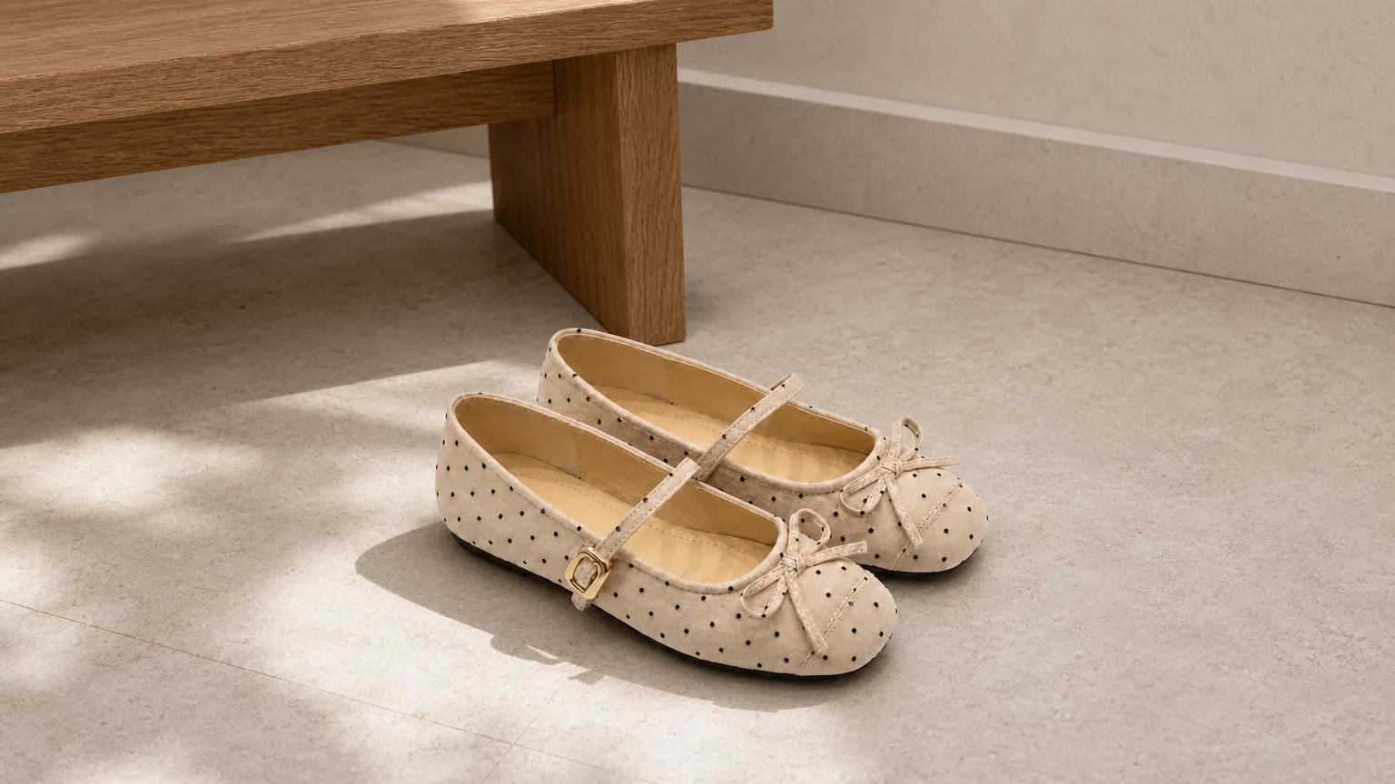 Klassieke comfortabele Mary Jane ballerina's met strikdetails in een zachte, lifestyle-stijl.