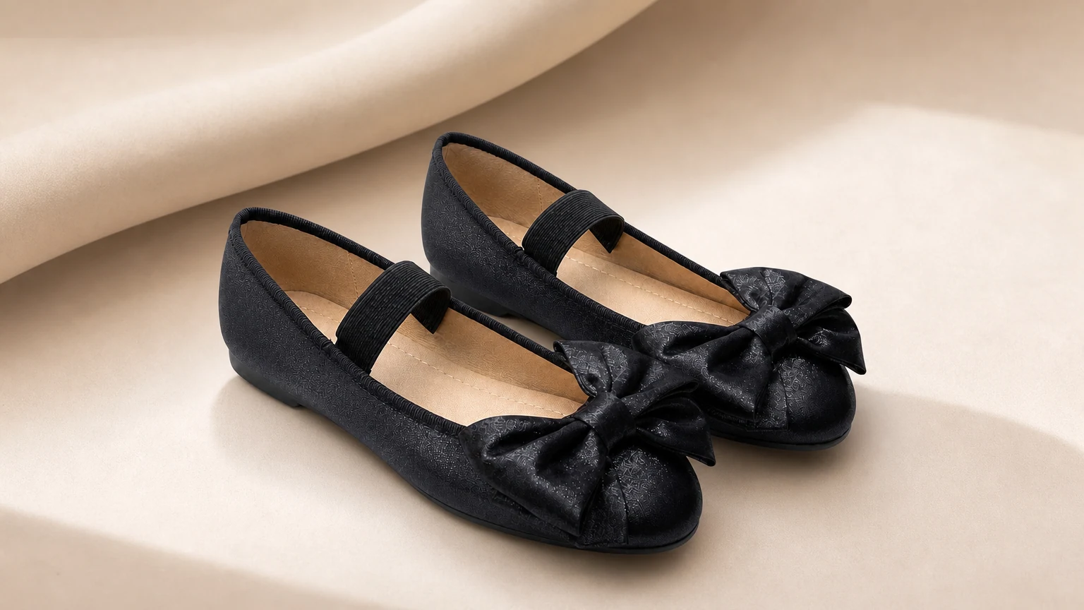 Mary Jane ballerina's met strikdetails, gestyled in een zacht, horizontaal patroon.
