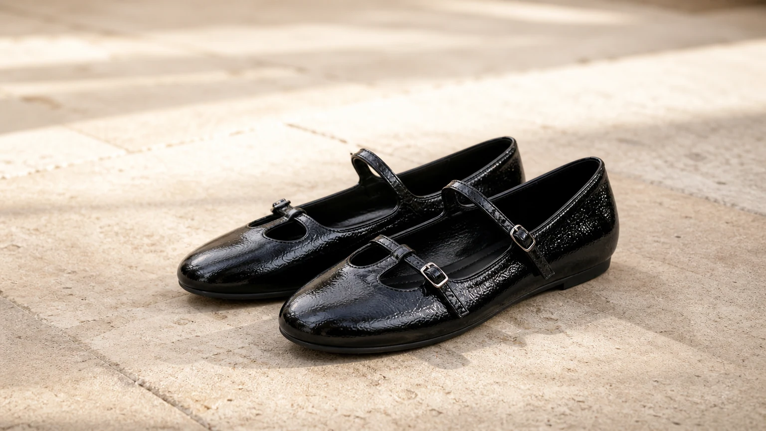 Gepolijste Mary Jane-schoenen gestyled in een horizontale lifestyle-scène.