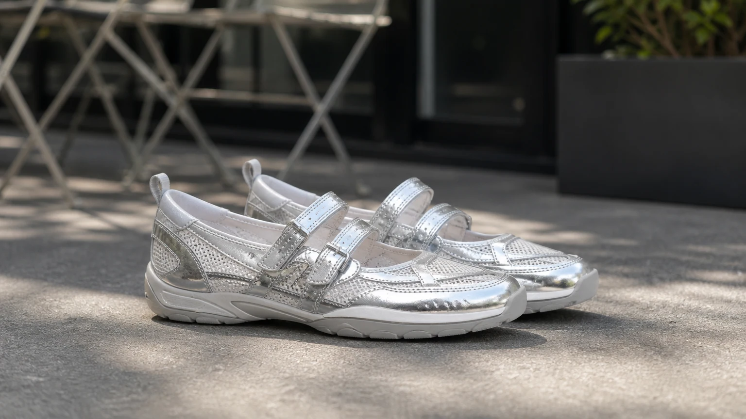 Sneakers Mary Jane ispirate alla danza classica, presentate in una scena di lifestyle orizzontale.