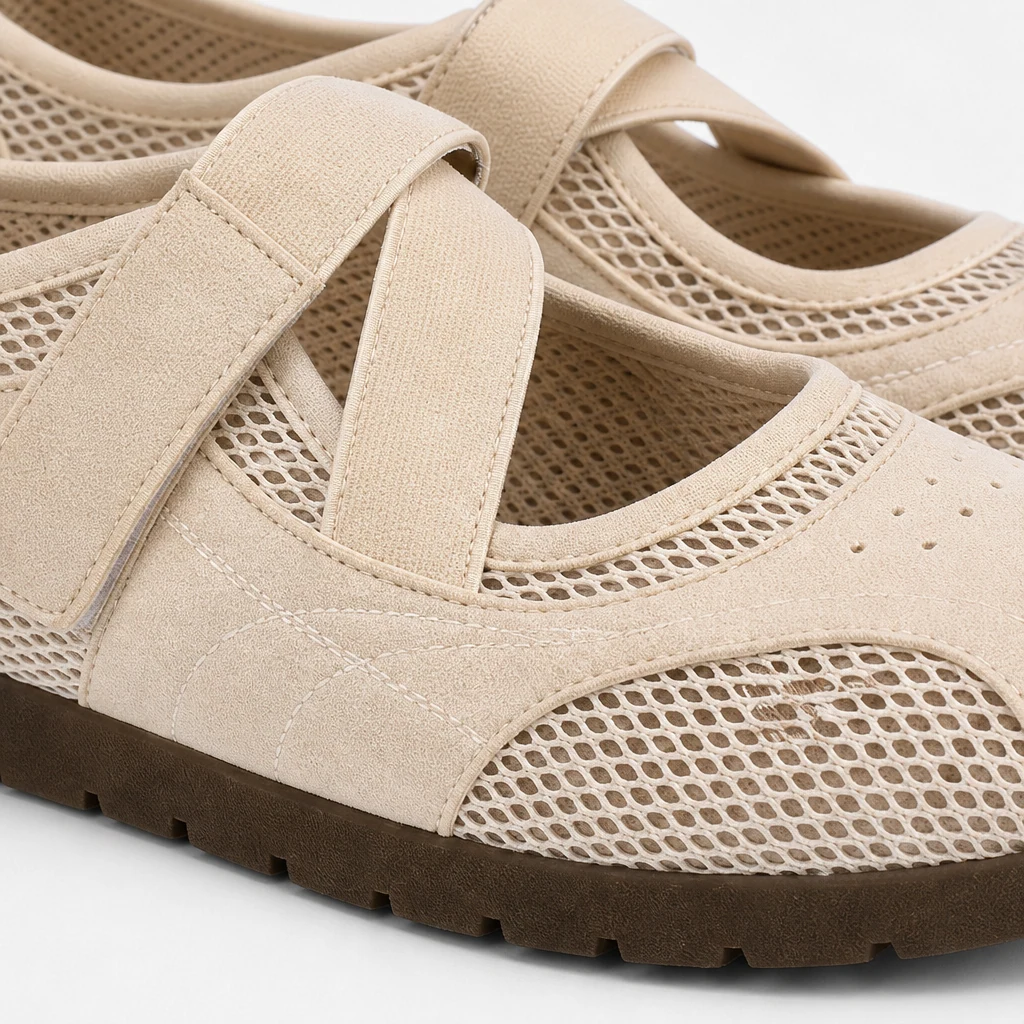 Detailopname van het mesh-paneel en de details van het Mary Jane-bandje.